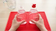 Ako z jednej fľaše čistiaceho prostriedku urobiť dve – a ešte ho vylepšiť